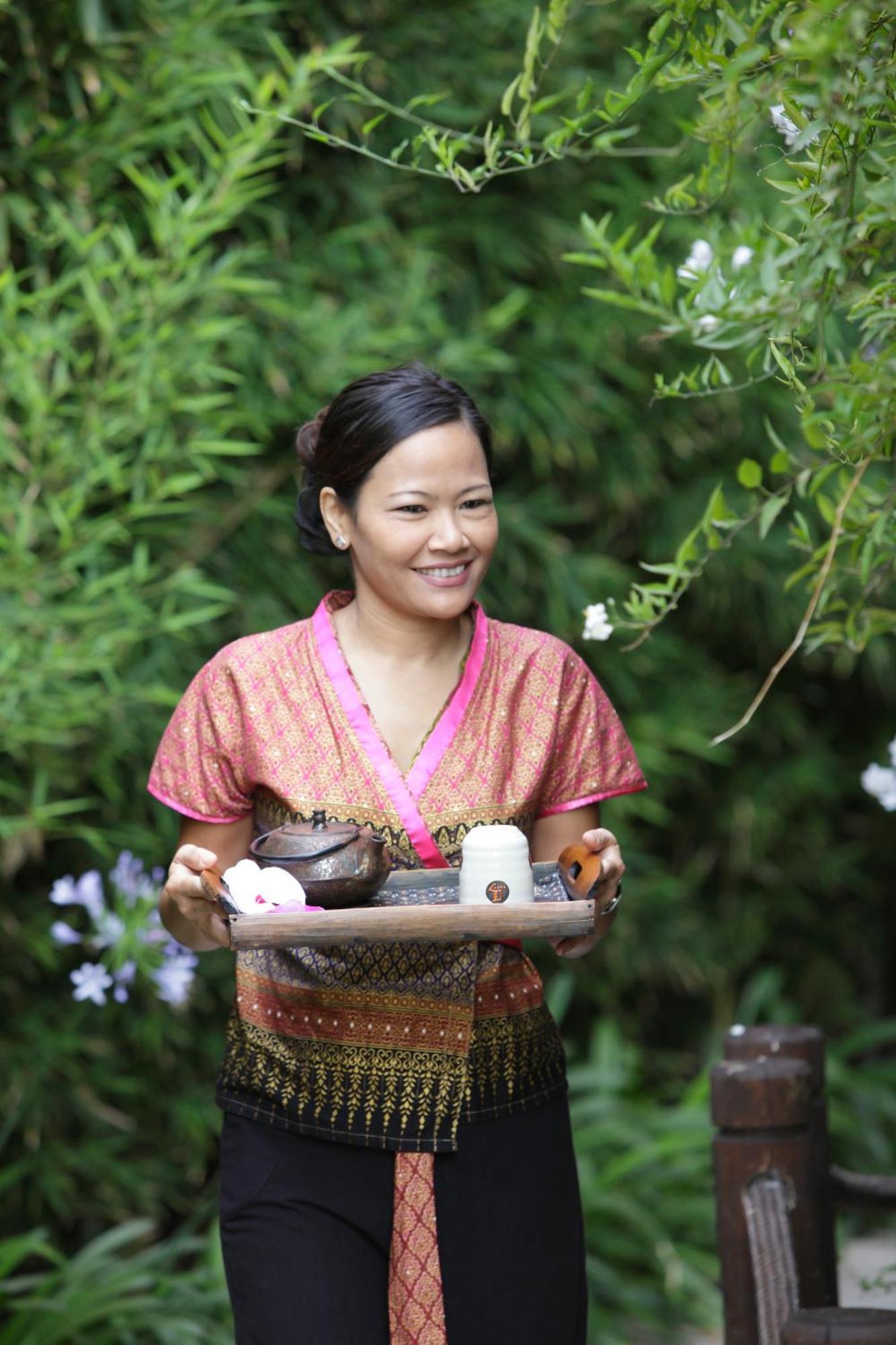 Asia Gardens Hotel & Thai Spa, A Royal Hideaway Hotel Финестрат Экстерьер фото Thai woman serving tea