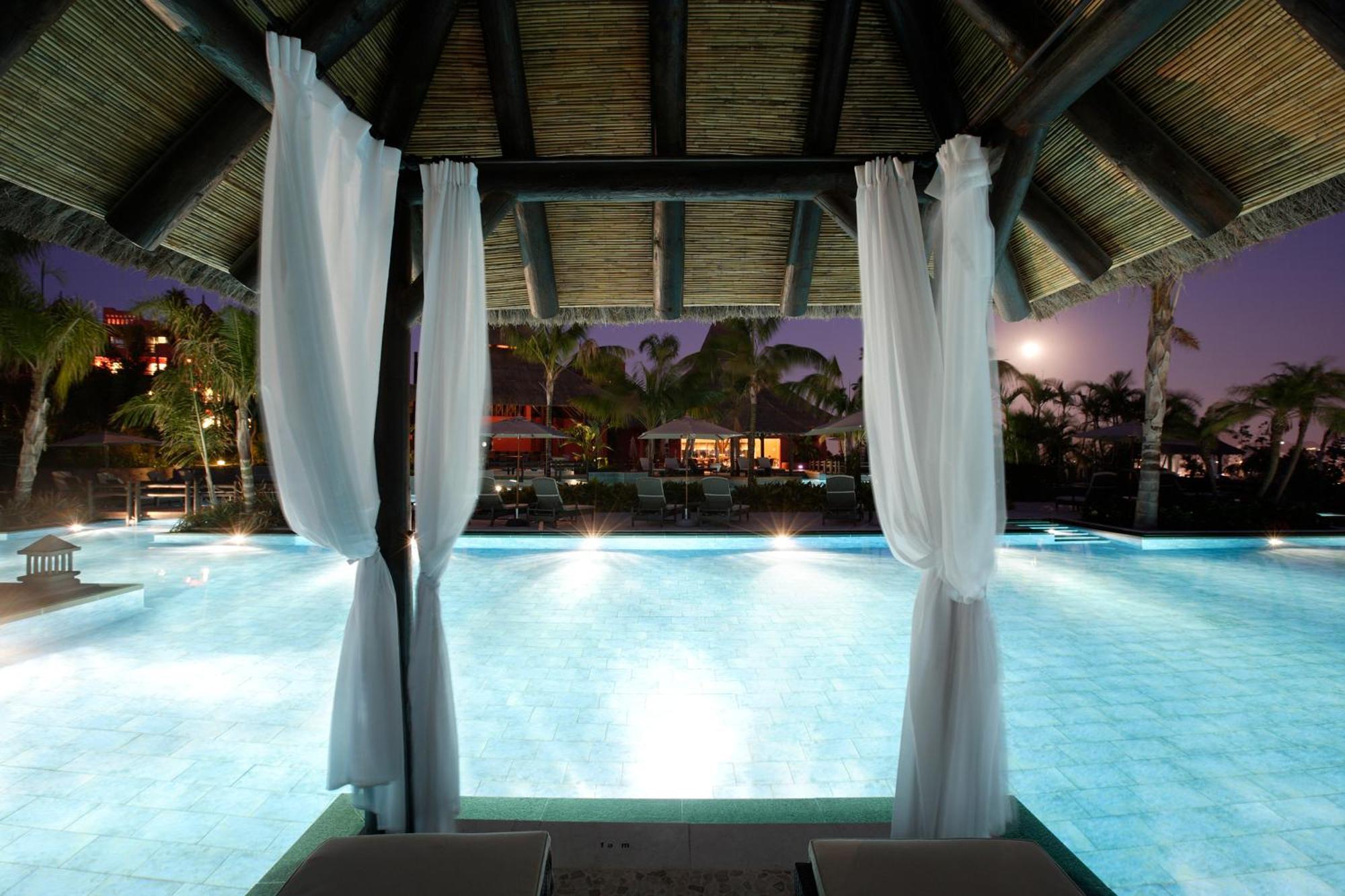 Asia Gardens Hotel & Thai Spa, A Royal Hideaway Hotel Финестрат Удобства фото The pool at the Hard Rock Hotel