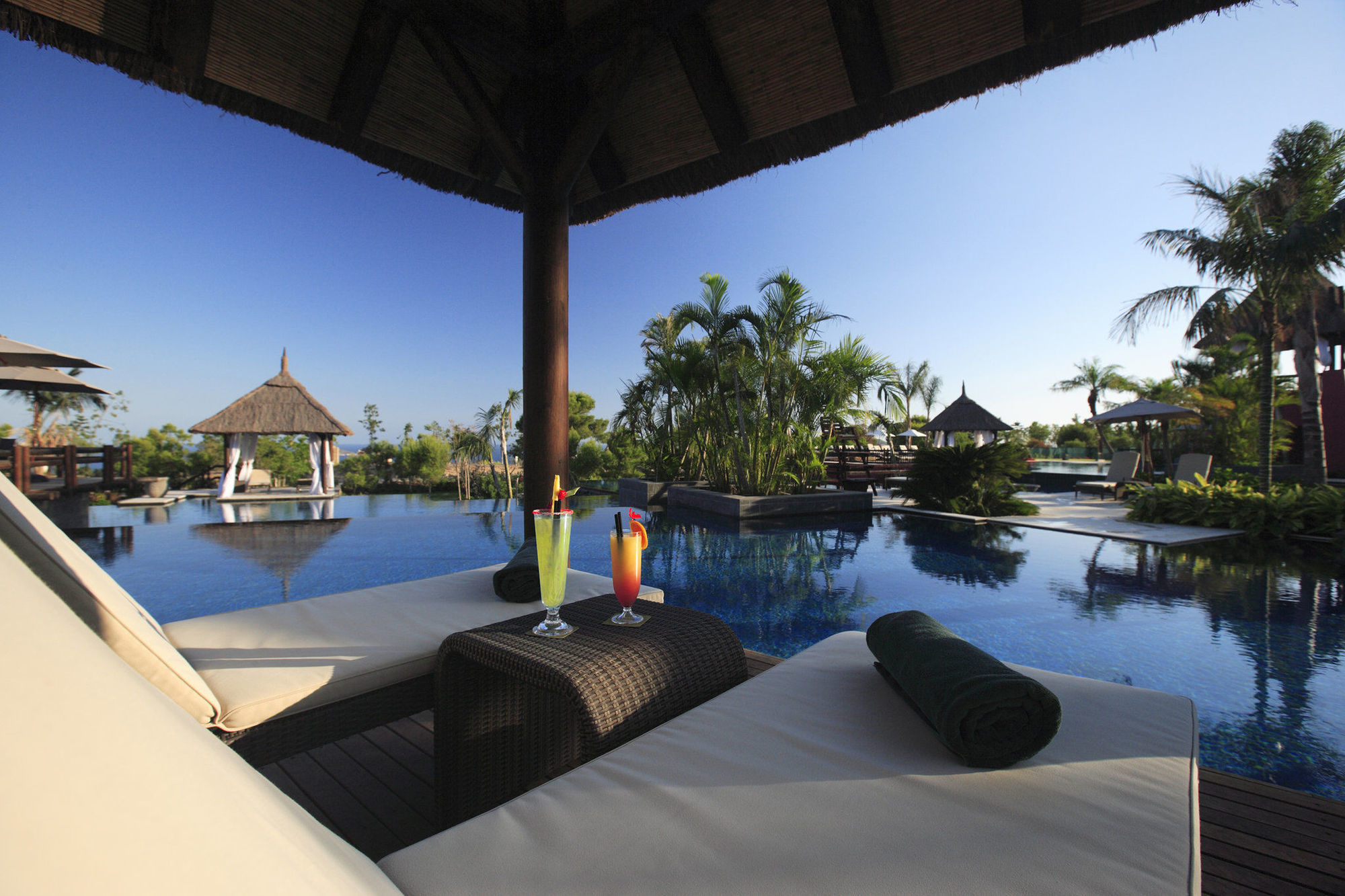 Asia Gardens Hotel & Thai Spa, A Royal Hideaway Hotel Финестрат Удобства фото The pool at the resort