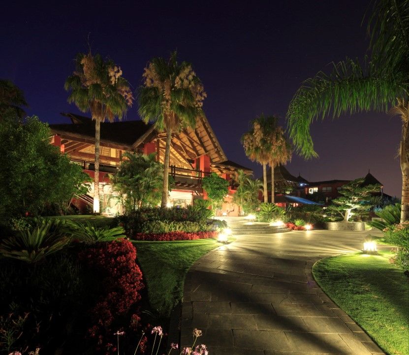 Asia Gardens Hotel & Thai Spa, A Royal Hideaway Hotel Финестрат Экстерьер фото The resort at night